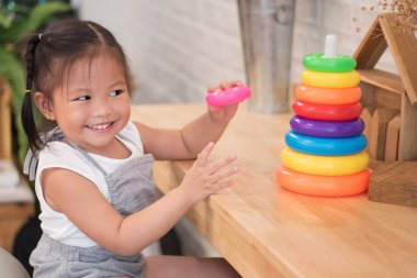 sevimli küçük kız eğitim oyuncak oynuyor