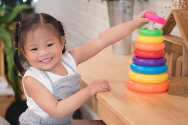 sevimli küçük kız eğitim oyuncak oynuyor