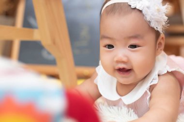 mutlu bebek bebek kız tarama, eğitim oyuncak ile oynuyor