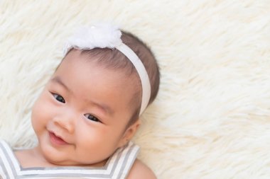 mutlu bebek kız gülümseyen, gülüyor, size bakıyor