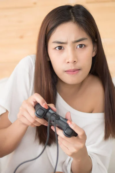 Donna Eccitato Giocare Console Videogioco Ritratto Eccitato Divertente Asiatico Donna — Foto Stock