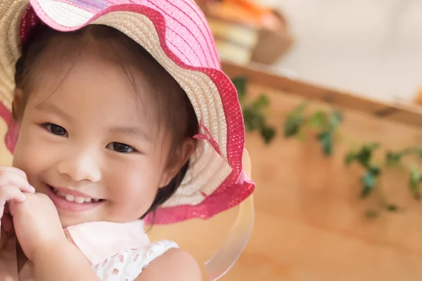 Portrait of little girl smiling — Stock Photo, Image