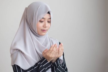 islam namaz el ile genç modern Asya Müslüman kadın; Ramazan kavramı, Eid al Fitr, meditasyon, İslam namaz, İslam Festivali, Müslüman dini faaliyetler