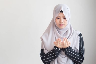 islam namaz el ile genç modern Asya Müslüman kadın; Ramazan kavramı, Eid al Fitr, meditasyon, İslam namaz, İslam Festivali, Müslüman dini faaliyetler
