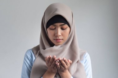 islam namaz el ile genç modern Asya Müslüman kadın; Ramazan kavramı, Eid al Fitr, meditasyon, İslam namaz, İslam Festivali, Müslüman dini faaliyetler