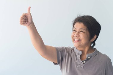 Orta yaşlı Asya kadın veren Evet, ok, Thumb yukarı jest onaylama
