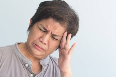 hasta Asyalı kıdemli kadın baş ağrısı muzdarip