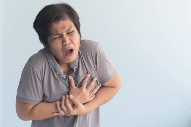 Yaşlı hasta yaşlı kadın kalp krizi ya da kalp krizi geçiriyor.