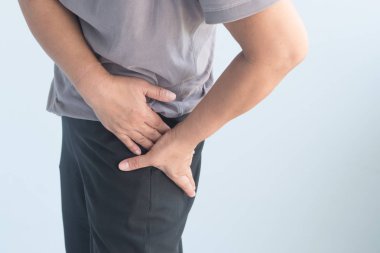 Yaşlı hasta yaşlı kadın pelvis ağrısı, kalça sertliği, gut, romatizma, osteoporoz.