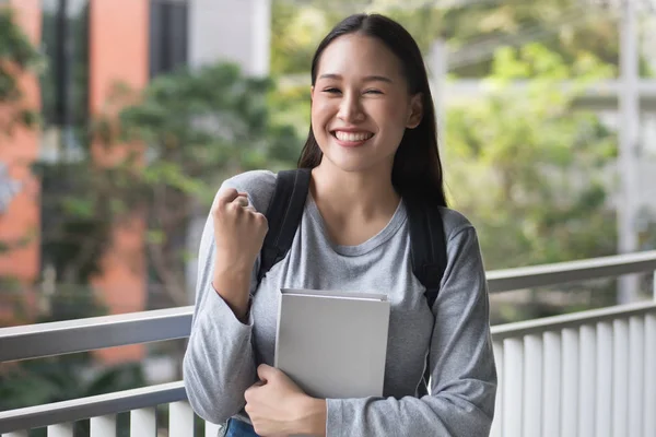 幸せな 笑顔の 成功した 自信を持ってアジアの女性大学生の肖像は ガッツポーズや戦いをポーズ オイルを追加し 都市キャンパス環境での成功のポーズ — ストック写真