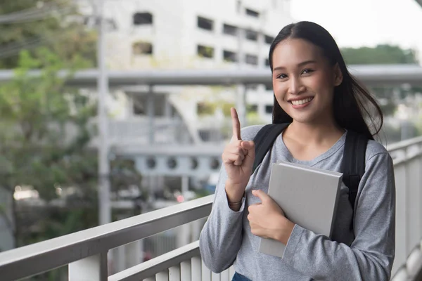 Portret Van Gelukkige Glimlachende Aziatische Vrouw Student Wijzen Een Vinger — Stockfoto