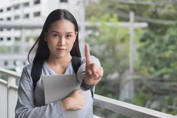 Porträtt Lyckliga Leende Asiatisk Kvinna College Student Pekar Upp Finger — Stockfoto