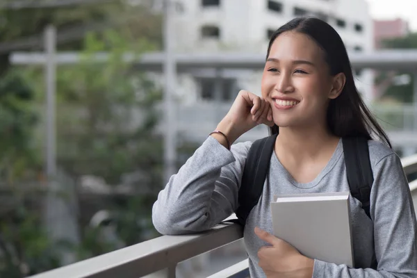Retrato Feliz Sorrindo Asiático Mulher Faculdade Estudante Pensando Olhando Para — Fotografia de Stock