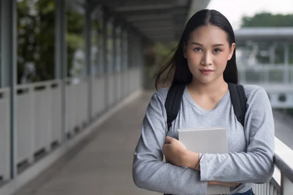 Portret Pewności Inteligentny Asian Kobieta Studentka Trzymając Podręcznik Edukacyjny Miejskim — Zdjęcie stockowe