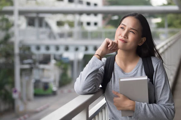 思慮深いアジアの女性大学生の肖像考え 考えられる教育の将来を見上げて シティキャンパス環境 — ストック写真