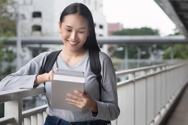 Szczęśliwy Uśmiechnięty Student Kolegium Pomocą Czytanie Patrząc Komputerze Typu Tablet — Zdjęcie stockowe