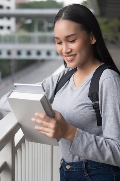 Feliz Sorrindo Estudante Universitário Feminino Usando Leitura Olhando Para Tablet — Fotografia de Stock