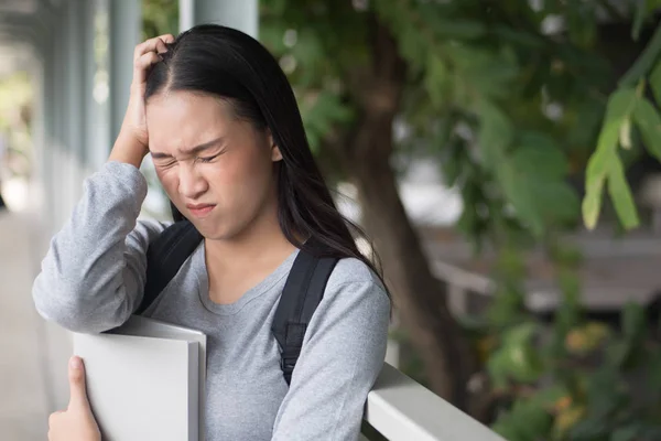 Portrait Stressé Grave Inquiet Bouleversé Asiatique Femme Collège Étudiant Pensée — Photo