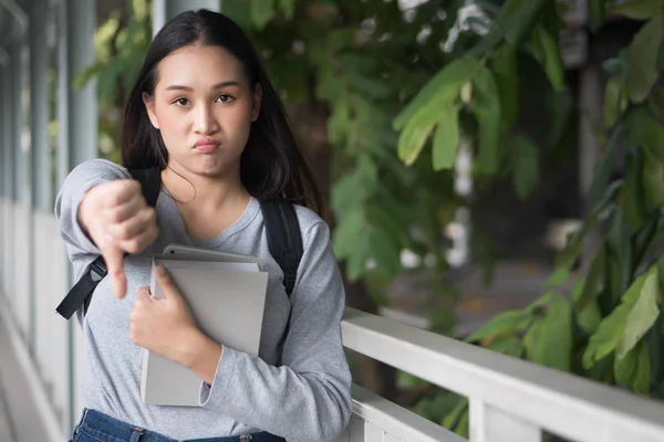 Aziatische Vrouw Student Wijzend Thumb Gebaar Onaanvaardbaar Slecht Nee Afwijzing — Stockfoto