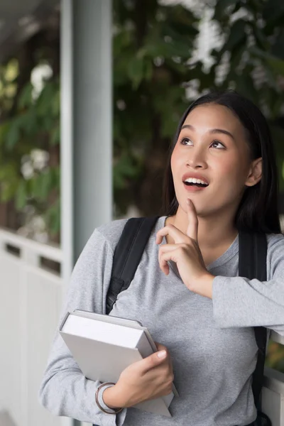 Ritratto Felice Sorridente Asiatico Donna College Studente Pensiero Guardando Verso — Foto Stock