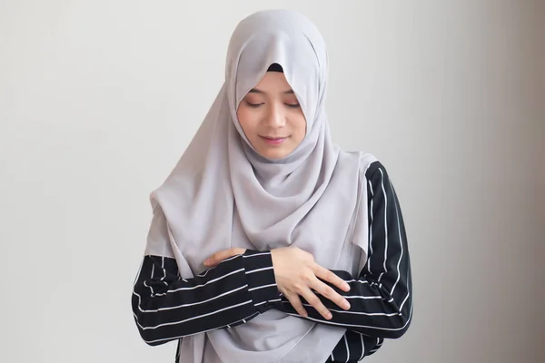 年轻的现代亚洲穆斯林妇女与伊斯兰祈祷手 斋月的概念 开斋节 伊斯兰祈祷 伊斯兰节 穆斯林宗教活动 — 图库照片