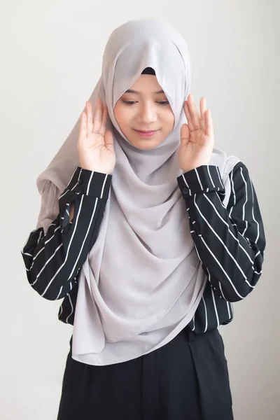 Ung Modern Asiatisk Muslimsk Kvinna Med Islamisk Bön Hand Konceptet — Stockfoto