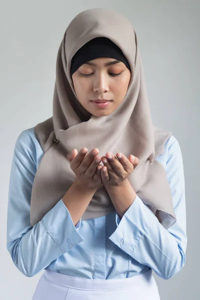 イスラム教の祈りの手で若い現代アジアのイスラム教徒の女性 ラマダンのコンセプト イード Fitr イスラム教の祈り イスラム教の祭典 ムスリムの宗教的活動 — ストック写真