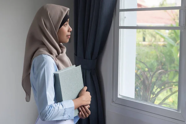 Jovem Adulto Asiático Muçulmano Mulher Com Alcorão Islâmico Livro Sagrado — Fotografia de Stock