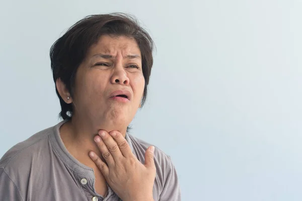 Doente Mulher Idosa Ficando Resfriado Gripe Com Dor Garganta Catarro — Fotografia de Stock