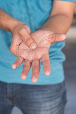 adam parmak ağrısı, tetik parmak muzdarip