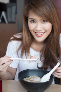 kadın kızarmış ördek ile Çin Wonton veya Dumpling noodle zevk
