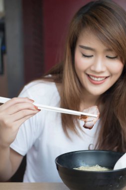 Çin Wonton veya kavrulmuş bbq domuz ya da Char Siu ile Dumpling noodle zevk kadın