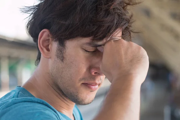 Zieke Stressvolle Depressieve Man Die Lijdt Aan Hoofdpijn — Stockfoto