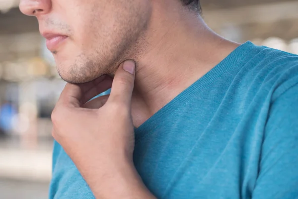 Sjuk Man Får Förkylning Eller Influensa Med Halsont Överbelastade Halsen — Stockfoto