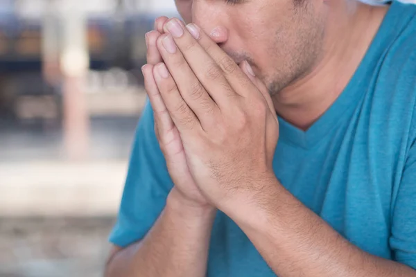 Hombre Alérgico Enfermo Estornudos Sin Máscara Sanitaria Concepto Enfermedad Transmitida —  Fotos de Stock