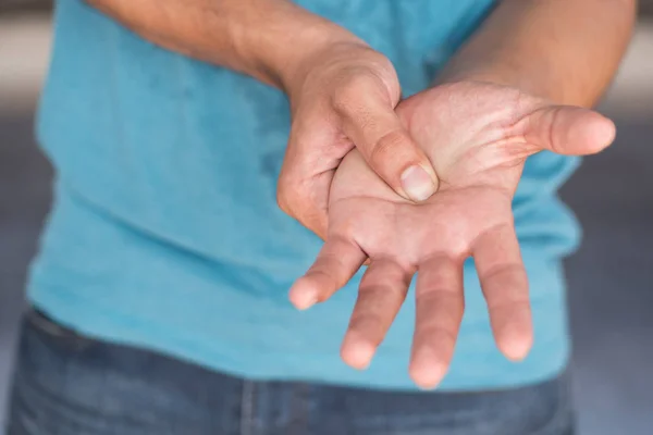 Мужчина Страдает Боли Пальцах Пусковой Палец — стоковое фото