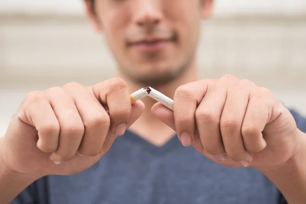 Pria Berhenti Merokok Merokok Konsep Larangan — Stok Foto