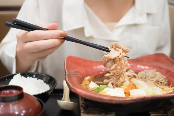 Lycklig Leende Kvinna Som Äter Shabu Eller Sukiyaki Asiatiska Japanska — Stockfoto