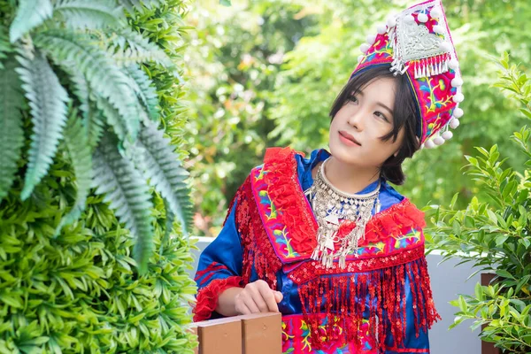Porträtt Hmong Ung Kvinna Tittar Upp Traditionen Hmong Kostym För — Stockfoto