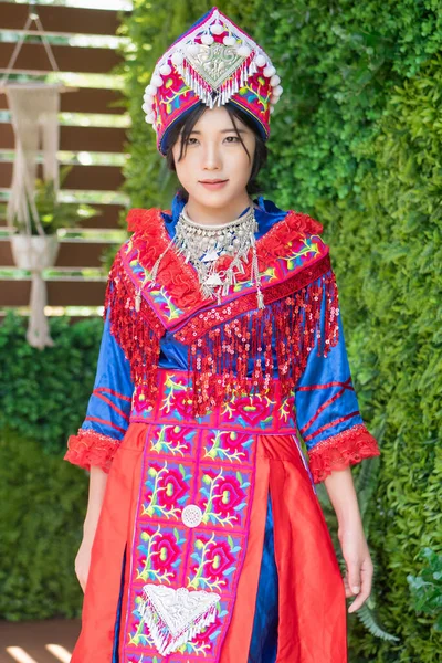 伝統的なモン族の若い女性の肖像若い女の子のためのモン族の衣装 東アジアと東南アジアのモン族やミャオ族の人々の伝統的なカラフルな服文化のアジアの部族の人々 — ストック写真