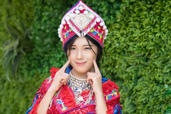 伝統的なモン族の若い女性の肖像若い女の子のためのモン族の衣装 東アジアと東南アジアのモン族やミャオ族の人々の伝統的なカラフルな服文化のアジアの部族の人々 — ストック写真
