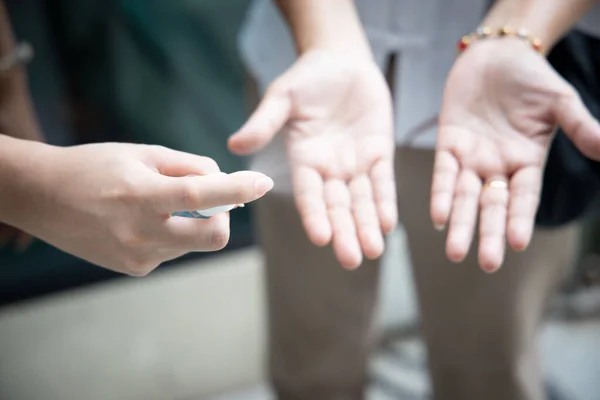 Personen Die Alkohol Handspray Verwenden Keime Auf Der Handfläche Abzutöten — Stockfoto