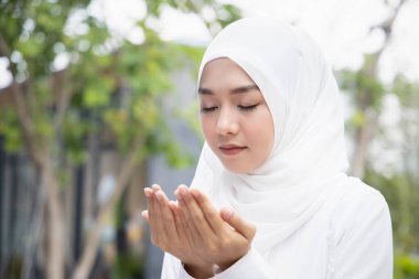 Müslüman kadın tesettüre girip İslami inançla dua ediyor; Müslüman kadın, Namaz kadın, İslam inancı, Müslüman meditasyonu, Ramazan Kareem, Ramazan Mübarek, Kurban Bayramı, Mübarek