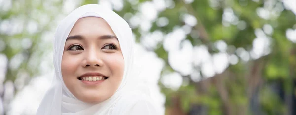 Baner Szczęśliwej Uśmiechniętej Muzułmanki Odwracającej Wzrok Nowoczesnym Mieście — Zdjęcie stockowe