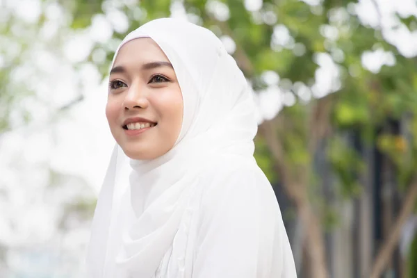 Glad Leende Muslimsk Kvinna Modern Stad — Stockfoto