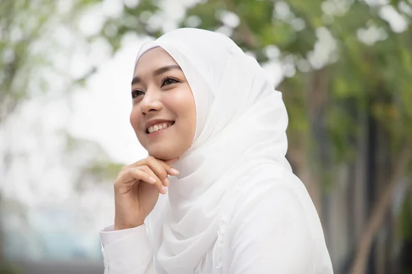 Moslim Vrouw Denken Met Een Goed Idee — Stockfoto