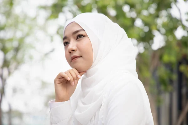 Wanita Muslim Serius Berpikir Memiliki Ide Keras Atau Rencana — Stok Foto