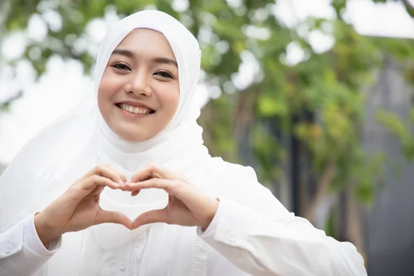 Feliz Mujer Musulmana Sonriente Con Gesto Mano Del Corazón Concepto —  Fotos de Stock