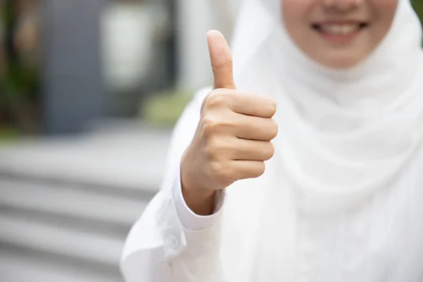 Šťastný Usměvavý Muslim Žena Ukazující Palec Nahoru Gesto Ruky — Stock fotografie