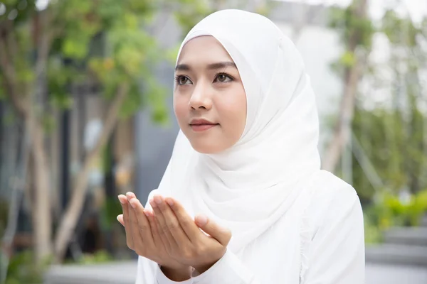 Mulher Muçulmana Hijab Vestido Oriente Médio Orando Com Islâmica Conceito — Fotografia de Stock